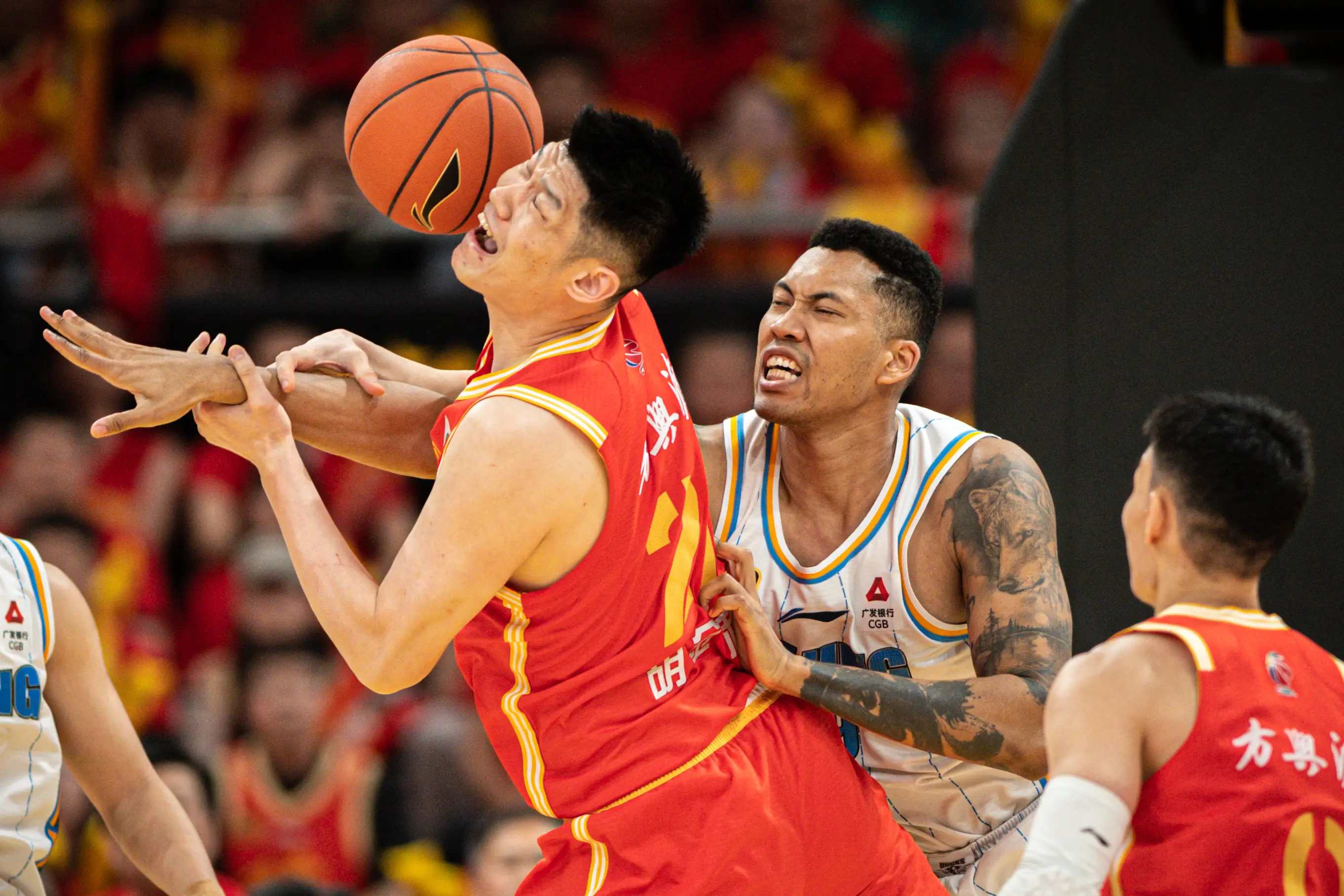 AYX-包含辽东黑豹队对阵中原鲸鲨队，篮球公开赛失利，内线统治篮板——豪门底蕴再次显现的词条