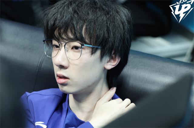 爱游戏体育-关于Rookie回归赛场，关键助攻首场状态亮眼，快船观众沸腾！的信息