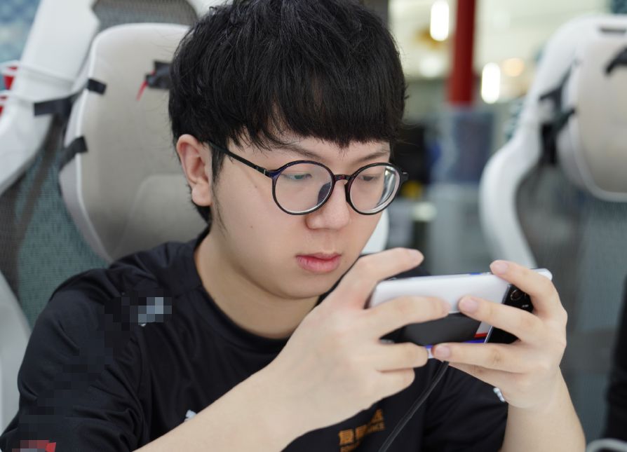 爱游戏- jackeylove直播谈uzi 