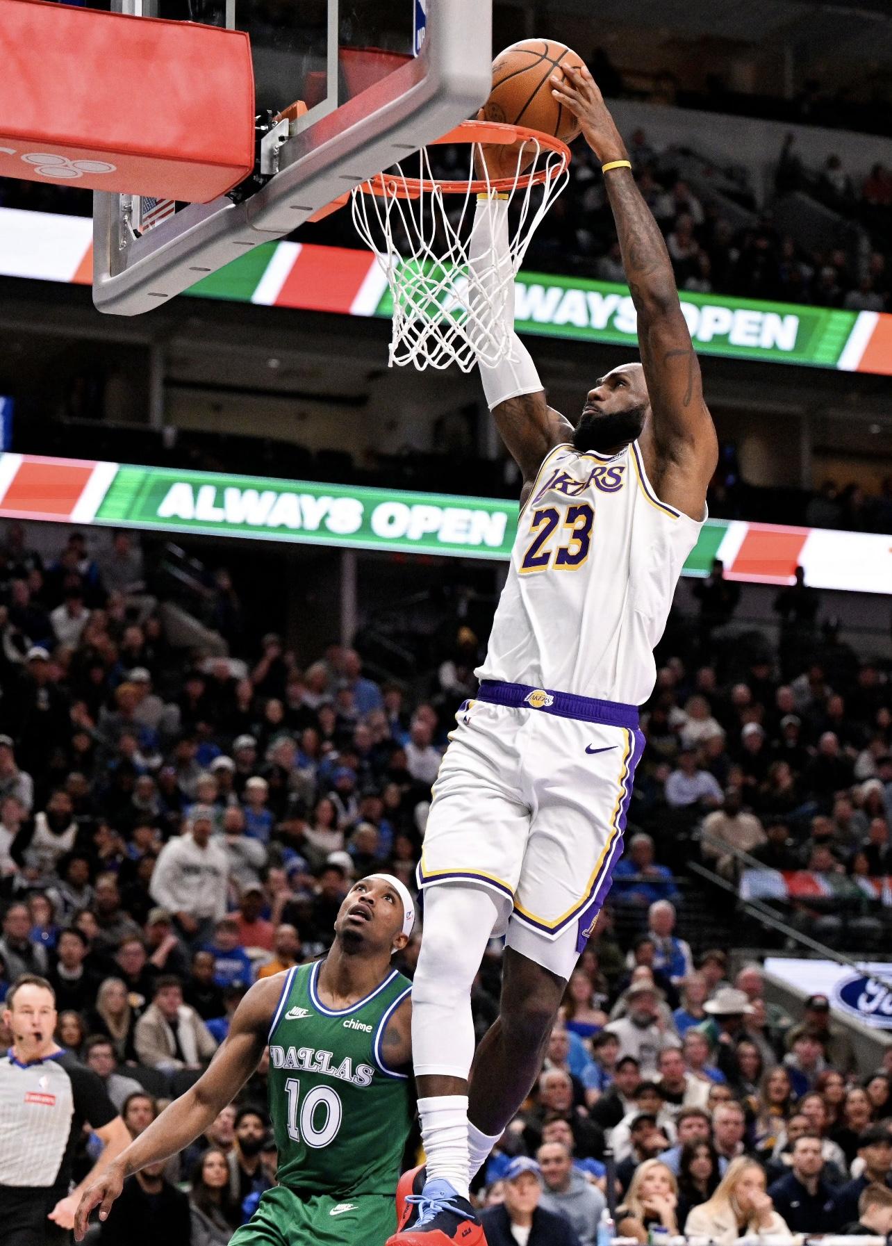 詹姆斯在独行侠比赛中战术调整，回归赛场引发热议！的简单介绍